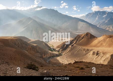 Bergige Himalaya-Landschaft, Annapurna-Naturschutzgebiet, Region Lower Mustang, Nepal Stockfoto