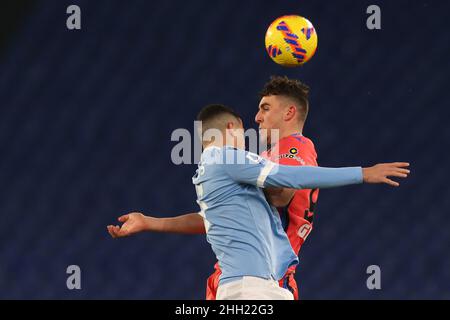 Der brasilianische Verteidiger von Latium, Luiz Rofilee, fordert den Ball mit dem italienischen Stürmer Roberto Piccoli von Atalanta während des Fußballspiels der SS Lazio und Atalanta im Olimpico Stadium Roma, Mittelitalien, am 22. Januar 2021. Stockfoto