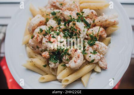 Shrimp Scampi mit Penne Pasta Stockfoto