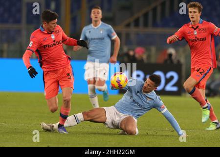 Atalanta's italienischer Mittelfeldspieler Matteo Pessina fordert den Ball mit Lazio's brasilianischem Verteidiger Luiz Felide während des Serie A Fußballspiels zwischen SS Lazio und Atalanta im Olimpico Stadium Roma, Zentrum Italiens, am 22. Januar 2021. Stockfoto