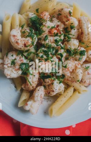 Shrimp Scampi mit Penne Pasta Stockfoto