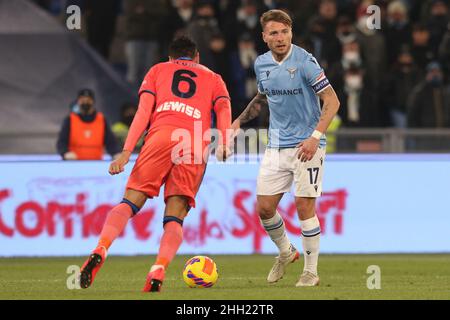 Atalanta's argentinischer Verteidiger Jose Luis Palomino fordert den Ball mit dem italienischen LazioÕs-Stürmer Ciro unbeweglich während des Fußballspiels der Serie A zwischen SS Lazio und Atalanta im Olimpico Stadium Roma, Zentrum Italiens, am 22. Januar 2021. Stockfoto