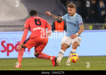 Atalanta's argentinischer Verteidiger Jose Luis Palomino fordert den Ball mit dem italienischen LazioÕs-Stürmer Ciro unbeweglich während des Fußballspiels der Serie A zwischen SS Lazio und Atalanta im Olimpico Stadium Roma, Zentrum Italiens, am 22. Januar 2021. Stockfoto