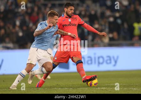 LazioÕs der italienische Stürmer Ciro fordert den Ball mit dem argentinischen Verteidiger von Atalanta, Jose Luis Palomino, während des Fußballspiels der SS Lazio und Atalanta im Olimpico-Stadion Roma, Zentrum Italiens, am 22. Januar 2021. Stockfoto