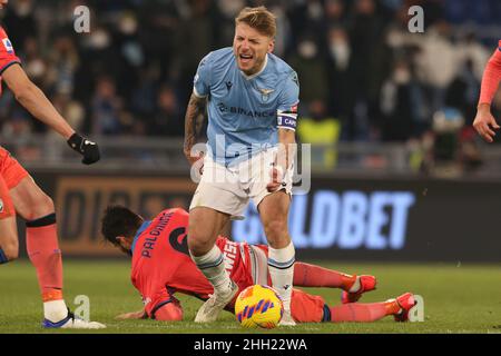 LazioÕs der italienische Stürmer Ciro fordert den Ball mit dem argentinischen Verteidiger von Atalanta, Jose Luis Palomino, während des Fußballspiels der SS Lazio und Atalanta im Olimpico-Stadion Roma, Zentrum Italiens, am 22. Januar 2021. Stockfoto