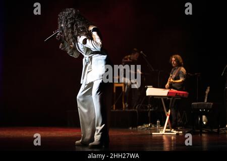 Sevilla, Spanien. 22nd Januar 2022. Die spanische Sängerin Ana Guerra spielt ein Live-Konzert im Teatro de la Real Maestranza in Sevilla. (Foto: Mario Diaz Rasero Kredit: Gonzales Foto/Alamy Live News Stockfoto