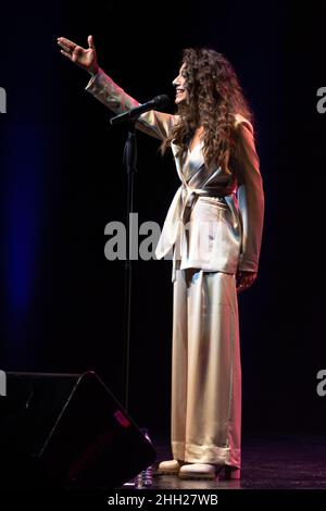 Sevilla, Spanien. 22nd Januar 2022. Die spanische Sängerin Ana Guerra spielt ein Live-Konzert im Teatro de la Real Maestranza in Sevilla. (Foto: Mario Diaz Rasero Kredit: Gonzales Foto/Alamy Live News Stockfoto