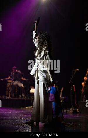 Sevilla, Spanien. 22nd Januar 2022. Die spanische Sängerin Ana Guerra spielt ein Live-Konzert im Teatro de la Real Maestranza in Sevilla. (Foto: Mario Diaz Rasero Kredit: Gonzales Foto/Alamy Live News Stockfoto