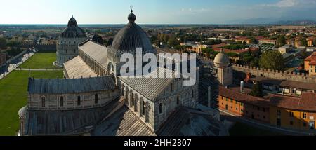 Blick auf die Piazza dei Miracoli vom Schiefen Turm in Pisa, Italien, Europa Stockfoto