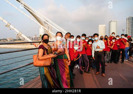 Colombo, Sri Lanka. 22nd Januar 2022. Schüler mit Hörbehinderung besuchen gemeinsam mit ihren Lehrern die Port City Marina in Colombo, Sri Lanka, 22. Januar 2022. Seit der offiziellen Eröffnung am 10. Januar dieses Jahres hat sich die Port City Marina zu einem der beliebtesten Reiseziele für die öffentliche Besichtigung entwickelt. Quelle: Tang Lu/Xinhua/Alamy Live News Stockfoto