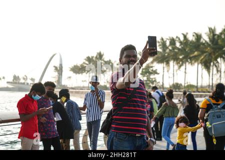 Colombo, Sri Lanka. 22nd Januar 2022. Menschen besuchen die Hafenstadt Marina in Colombo, Sri Lanka, 22. Januar 2022. Seit der offiziellen Eröffnung am 10. Januar dieses Jahres hat sich die Port City Marina zu einem der beliebtesten Reiseziele für die öffentliche Besichtigung entwickelt. Quelle: Tang Lu/Xinhua/Alamy Live News Stockfoto