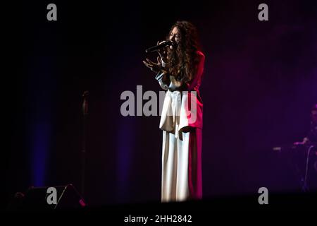 Sevilla, Spanien. 22nd Januar 2022. Die spanische Sängerin Ana Guerra spielt ein Live-Konzert im Teatro de la Real Maestranza in Sevilla. (Foto: Mario Diaz Rasero Kredit: Gonzales Foto/Alamy Live News Stockfoto