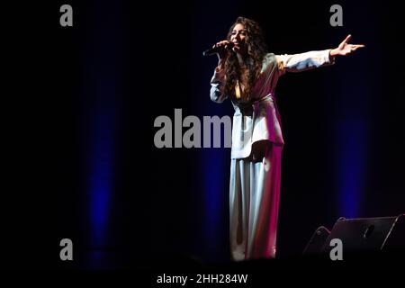 Sevilla, Spanien. 22nd Januar 2022. Die spanische Sängerin Ana Guerra spielt ein Live-Konzert im Teatro de la Real Maestranza in Sevilla. (Foto: Mario Diaz Rasero Kredit: Gonzales Foto/Alamy Live News Stockfoto