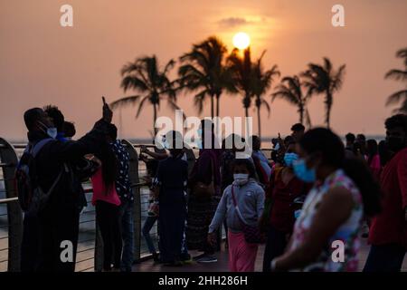 Colombo, Sri Lanka. 22nd Januar 2022. Menschen besuchen die Hafenstadt Marina in Colombo, Sri Lanka, 22. Januar 2022. Seit der offiziellen Eröffnung am 10. Januar dieses Jahres hat sich die Port City Marina zu einem der beliebtesten Reiseziele für die öffentliche Besichtigung entwickelt. Quelle: Tang Lu/Xinhua/Alamy Live News Stockfoto