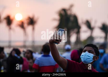 Colombo, Sri Lanka. 22nd Januar 2022. Menschen besuchen die Hafenstadt Marina in Colombo, Sri Lanka, 22. Januar 2022. Seit der offiziellen Eröffnung am 10. Januar dieses Jahres hat sich die Port City Marina zu einem der beliebtesten Reiseziele für die öffentliche Besichtigung entwickelt. Quelle: Tang Lu/Xinhua/Alamy Live News Stockfoto