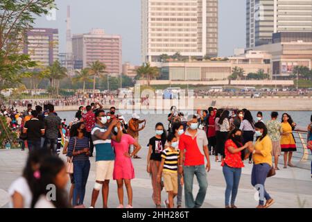 Colombo, Sri Lanka. 22nd Januar 2022. Menschen besuchen die Hafenstadt Marina in Colombo, Sri Lanka, 22. Januar 2022. Seit der offiziellen Eröffnung am 10. Januar dieses Jahres hat sich die Port City Marina zu einem der beliebtesten Reiseziele für die öffentliche Besichtigung entwickelt. Quelle: Tang Lu/Xinhua/Alamy Live News Stockfoto