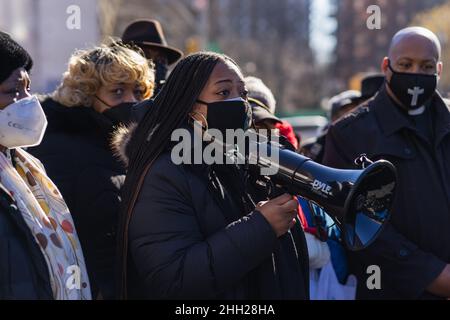 New York City, Usa. 22nd Januar 2022. Die Jugendgruppe des National Action Network und lokale Gemeindeführer hielten eine Gebetsvigil für den gefallenen New Yorker Polizeibeamten und seinen Partner ab, der sich im Krankenhaus immer noch in einem kritischen Zustand befindet. (Foto: Steve Sanchez/Pacific Press) Quelle: Pacific Press Media Production Corp./Alamy Live News Stockfoto