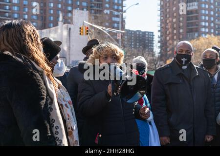 New York City, Usa. 22nd Januar 2022. Die Jugendgruppe des National Action Network und lokale Gemeindeführer hielten eine Gebetsvigil für den gefallenen New Yorker Polizeibeamten und seinen Partner ab, der sich im Krankenhaus immer noch in einem kritischen Zustand befindet. (Foto: Steve Sanchez/Pacific Press) Quelle: Pacific Press Media Production Corp./Alamy Live News Stockfoto