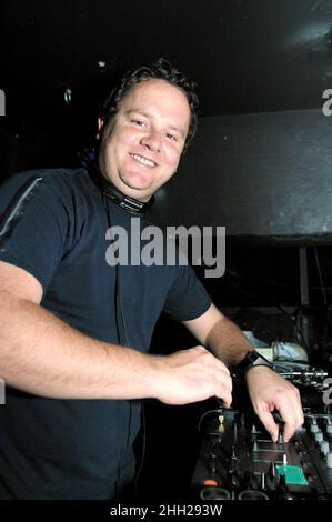 08 Nov 2003 Südkorea - Seoul Australischer House dj Mr. John Course Besuch bei Südkoreas Party in Seoul am 08. november 2003. Mr. John Course, 16 ist seit über¯Jahren ein führender DJ und eine Figur in der australischen Tanzmusik und hat irgendwann DJ¯d in den meisten Clubs und Partys von Melbourne und vielen auf der Interstate. Während der späten 80¯s und frühen 90¯s war John hauptsächlich mit der sehr erfolgreichen Zeit des Chevron Nachtclubs verbunden, wo er als Resident DJ 3 oder 4 Nächte pro Woche etwas unbeweglich war, einschließlich Sanktion am Dienstag und der massiven Wahnsinn am Samstag Stockfoto