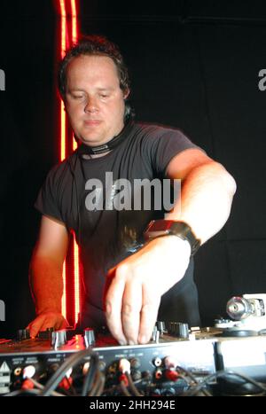 08 Nov 2003 Südkorea - Seoul Australischer House dj Mr. John Course Besuch bei Südkoreas Party in Seoul am 08. november 2003. Mr. John Course, 16 ist seit über¯Jahren ein führender DJ und eine Figur in der australischen Tanzmusik und hat irgendwann DJ¯d in den meisten Clubs und Partys von Melbourne und vielen auf der Interstate. Während der späten 80¯s und frühen 90¯s war John hauptsächlich mit der sehr erfolgreichen Zeit des Chevron Nachtclubs verbunden, wo er als Resident DJ 3 oder 4 Nächte pro Woche etwas unbeweglich war, einschließlich Sanktion am Dienstag und der massiven Wahnsinn am Samstag Stockfoto