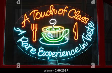 A Touch of Class-Schild vor der Liverpool Coffee Snack Bar in Liverpool Stockfoto