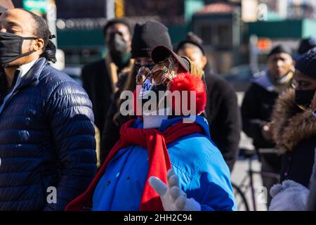 22. Januar 2022, New York City, New York, USA: Die Jugendgruppe des National Action Network und lokale Gemeindeführer hielten eine Gebetsvigil für den gefallenen New Yorker Polizeibeamten und seinen Partner ab, der sich noch immer in einem kritischen Zustand im Krankenhaus befindet. (Bild: © Steve Sanchez/Pacific Press via ZUMA Press Wire) Stockfoto