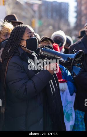 22. Januar 2022, New York City, New York, USA: Die Jugendgruppe des National Action Network und lokale Gemeindeführer hielten eine Gebetsvigil für den gefallenen New Yorker Polizeibeamten und seinen Partner ab, der sich noch immer in einem kritischen Zustand im Krankenhaus befindet. (Bild: © Steve Sanchez/Pacific Press via ZUMA Press Wire) Stockfoto