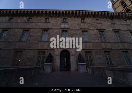 Außenansicht der Universität Montpellier I - Medizinische Fakultät, Musée et conservatoire d'anatomie in der Abenddämmerung in Montpellier, Frankreich Stockfoto