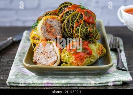 Gołabki - klassisches polnisches Gericht mit Kohlrollen, gefüllt mit Schweinefleisch und Reis in Tomatensauce Stockfoto