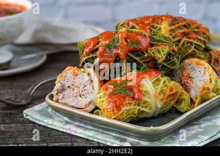 Gołabki - klassisches polnisches Gericht mit Kohlrollen, gefüllt mit Schweinefleisch und Reis in Tomatensauce Stockfoto