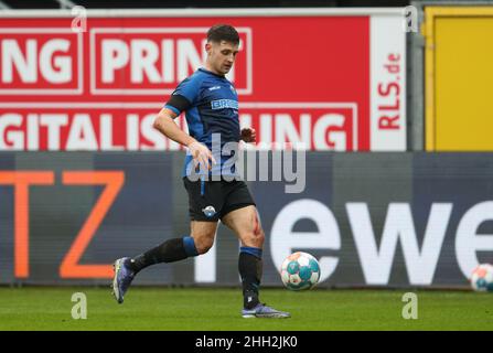 22. Januar 2022, Nordrhein-Westfalen, Paderborn: Fußball: 2. Bundesliga, SC Paderborn 07 - Werder Bremen, Matchday 20 in der Benteler Arena. Paderborner Marco Schuster führt den Ball an. Foto: Friso Gentsch/dpa - WICHTIGER HINWEIS: Gemäß den Anforderungen der DFL Deutsche Fußball Liga und des DFB Deutscher Fußball-Bund ist es untersagt, im Stadion und/oder vom Spiel aufgenommene Fotos in Form von Sequenzbildern und/oder videoähnlichen Fotoserien zu verwenden oder zu verwenden. Stockfoto