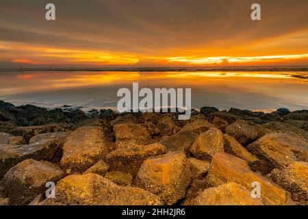 Schlammiger Strand in Kuala Selangor, Selangor, Malaysia Stockfoto