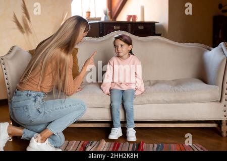 Familienkonflikt. Verärgerte Mutter schimpft traurige Tochter Stockfoto