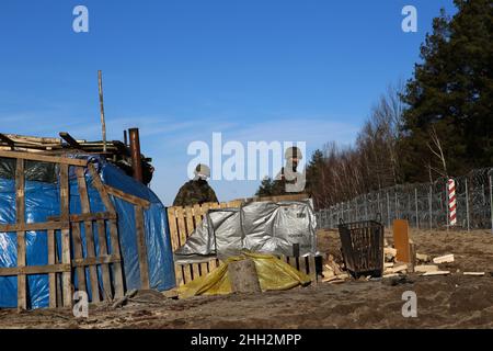 18. Januar 2022, Polen, Usnarz Gorny: Soldaten stehen vor einem Schutzhaus in der Sperrzone an der Grenze zu Weißrussland. Polen hat die Außengrenze der EU mit einem Stacheldrahtzaun befestigt, um den Migranten das Überqueren zu erschweren. Foto: Doris Heimann/dpa Stockfoto