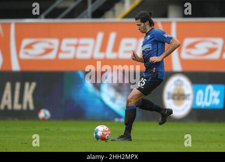 22. Januar 2022, Nordrhein-Westfalen, Paderborn: Fußball: 2. Bundesliga, SC Paderborn 07 - Werder Bremen, Matchday 20 in der Benteler Arena. Paderborner Marcel Correia führt den Ball an. Foto: Friso Gentsch/dpa - WICHTIGER HINWEIS: Gemäß den Anforderungen der DFL Deutsche Fußball Liga und des DFB Deutscher Fußball-Bund ist es untersagt, im Stadion und/oder vom Spiel aufgenommene Fotos in Form von Sequenzbildern und/oder videoähnlichen Fotoserien zu verwenden oder zu verwenden. Stockfoto