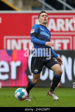 22. Januar 2022, Nordrhein-Westfalen, Paderborn: Fußball: 2. Bundesliga, SC Paderborn 07 - Werder Bremen, Matchday 20 in der Benteler Arena. Paderborner Philipp Klement spielt den Ball. Foto: Friso Gentsch/dpa - WICHTIGER HINWEIS: Gemäß den Anforderungen der DFL Deutsche Fußball Liga und des DFB Deutscher Fußball-Bund ist es untersagt, im Stadion und/oder vom Spiel aufgenommene Fotos in Form von Sequenzbildern und/oder videoähnlichen Fotoserien zu verwenden oder zu verwenden. Stockfoto