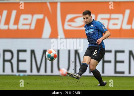 22. Januar 2022, Nordrhein-Westfalen, Paderborn: Fußball: 2. Bundesliga, SC Paderborn 07 - Werder Bremen, Matchday 20 in der Benteler Arena. Paderborner Marco Schuster spielt den Ball. Foto: Friso Gentsch/dpa - WICHTIGER HINWEIS: Gemäß den Anforderungen der DFL Deutsche Fußball Liga und des DFB Deutscher Fußball-Bund ist es untersagt, im Stadion und/oder vom Spiel aufgenommene Fotos in Form von Sequenzbildern und/oder videoähnlichen Fotoserien zu verwenden oder zu verwenden. Stockfoto