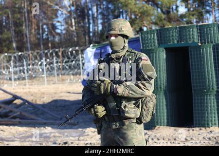 18. Januar 2022, Polen, Usnarz Gorny: Ein polnischer Soldat bewacht Grenzanlagen in der Nähe des Dorfes Usnarz Gorny in der Ausschlusszone an der polnischen Grenze zu Weißrussland. Polen hat einen vorübergehenden Stacheldrahtzaun errichtet, um es Migranten zu erschweren, die EU-Außengrenze zu überqueren. Der Bau einer 5,5 Meter hohen Barriere soll bald beginnen.(to dpa: 'Grenze zu Belarus: Grenzschutzkommando in Polens Ausschlusszone') Foto: Doris Heimann/dpa Stockfoto