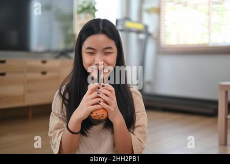 Glücklich asiatische genießen Sie trinken Perle Perle Blase Milchtee durch einen Trinkhalm. Stockfoto