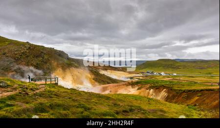 KRYSUVIK, ISLAND - 28. AUGUST 2019: Besucher im Geothermalgebiet Seltun Stockfoto