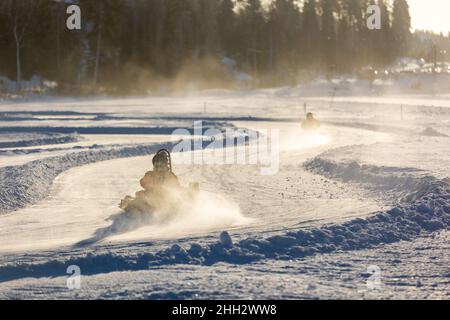 Kart-Rennen im Winter auf einem Seeis Stockfoto