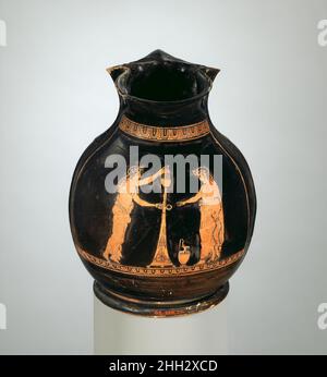 Terrakotta-Oinochoe: Chous (Krug) ca. 420 v. Chr. zwei Jungen am Thymiaterion (Weihrauchbrenner)der Schuwalow-Maler zugeschrieben die besondere Form dieser Oinochoe weist darauf hin, dass sie eine gewisse Verbindung mit der Anthesteria hatte, der Feier des neuen Weines, in der Kinder und der gott Dionysos prominent dargestellt wurden. Der Junge links ersetzt die Abdeckung des Thymiaterions, nachdem er es mit Weihrauch gefüllt hat; er muss auf Zehenspitzen stehen. Sein Gefährte streckt seine Hand aus, um bei Bedarf zu helfen. Die Oinochoe auf dem Boden deutet darauf hin, dass die dargestellte Aktivität von einem Trankopfer begleitet wurde und besondere Signe hatte Stockfoto