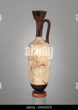 Terrakotta-Lekithos (Ölflasche) ca. 420–400 v. Chr. einem Maler der Gruppe R CombatEin Reiter kämpft gegen einen Fußsoldaten vor der Art von flüsterndem Schilf, die dieser Malergruppe ihren Namen gibt. Das Thema kann darauf hindeuten, dass dieser Lekithos auf dem Grab eines Mannes stand, der im Kampf starb. Die Ikonographie kann jedoch auch eine Reflexion der Konflikte des Peloponnesischen Krieges sein, die gleichzeitig stattgefunden haben. Charakteristisch für den Stil der Reed Group ist Polychromie, die in transluzenten Waschungen aufgetragen wird. Terrakotta-Lekithos (Ölflasche). Griechisch, Dachboden. Ca. 420–400 V. CHR. Terrakotta; weiß Stockfoto