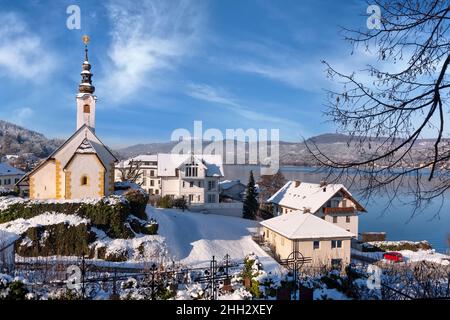 Blick auf die Winterkirche in der Nähe des Wörthersees in Maria Wörth, Kärnten, Österreich Stockfoto