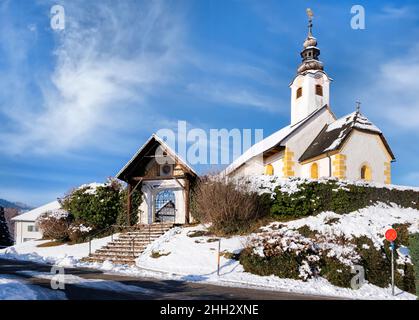 Blick auf die Winterkirche in der Nähe des Wörthersees in Maria Wörth, Kärnten, Österreich Stockfoto