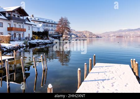 Küstenlinie von Maria Wörth am Wörthersee, Kärnten, Österreich Stockfoto