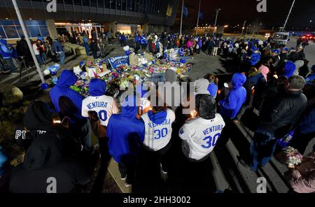 Kansas City, USA. 22nd Januar 2017. Fans besuchen am 22. Januar 2017 vor dem Kauffman Stadium in Kansas City, Missouri, eine Gedenkstätte bei Kerzenlicht zum Gedenken an den Kansas City Royals Pitcher Yordano Ventura, der bei einem Autounfall in der Dominikanischen Republik ums Leben kam. (Foto: John Sleezer/Kansas City Star/TNS/Sipa USA) Quelle: SIPA USA/Alamy Live News Stockfoto