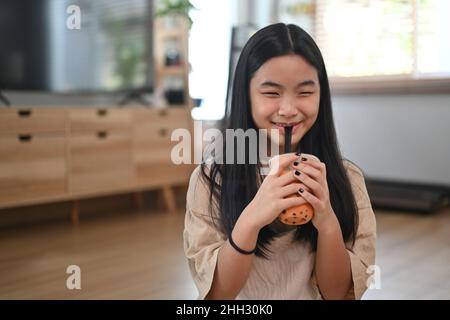 Glückliche junge asiatische Frau genießen zu trinken Perlenblase Milchtee. Stockfoto