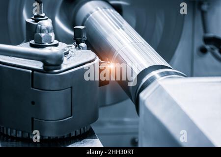 Metallindustrie für Werkzeugmaschinen. CNC-Drehmaschine High-Speed-Schneiden ist Operation.Flying Funken der Metallbearbeitung Stockfoto