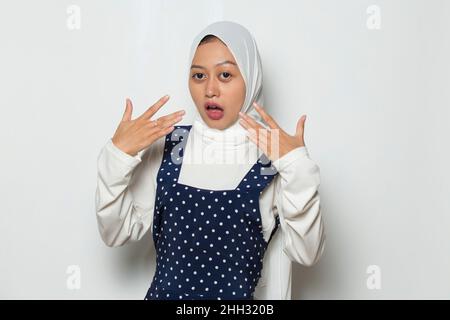 Asiatische muslimische Frau essen heiß und würzig Essen Stockfoto